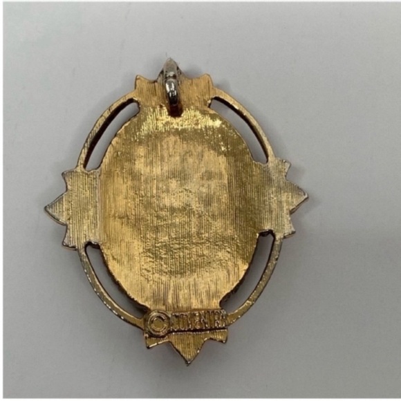 Vintage Sarah Coventry Floral Cameo Pendant Gold Tone Oval - Picture 4 of 6